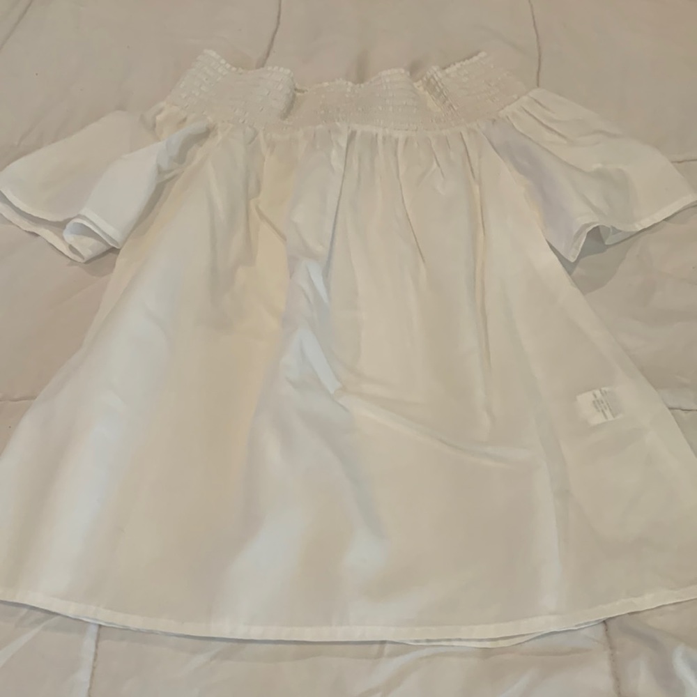 Vinyard Vines white off the shoulder shirt